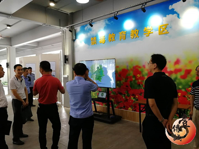 順德一中負(fù)責(zé)人和順德公安在測試VR禁毒軟件