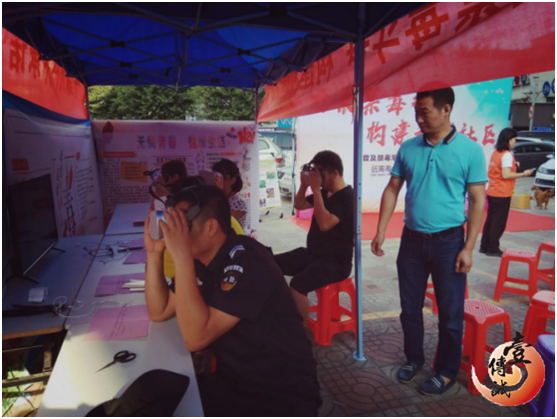 深圳西鄉(xiāng)柳竹社區(qū)居民在體驗VR禁毒模擬系統(tǒng) 2