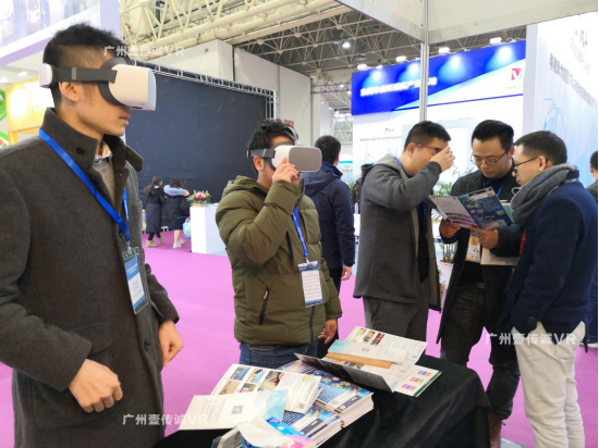 （參展者體驗、咨詢壹傳誠VR產(chǎn)品）