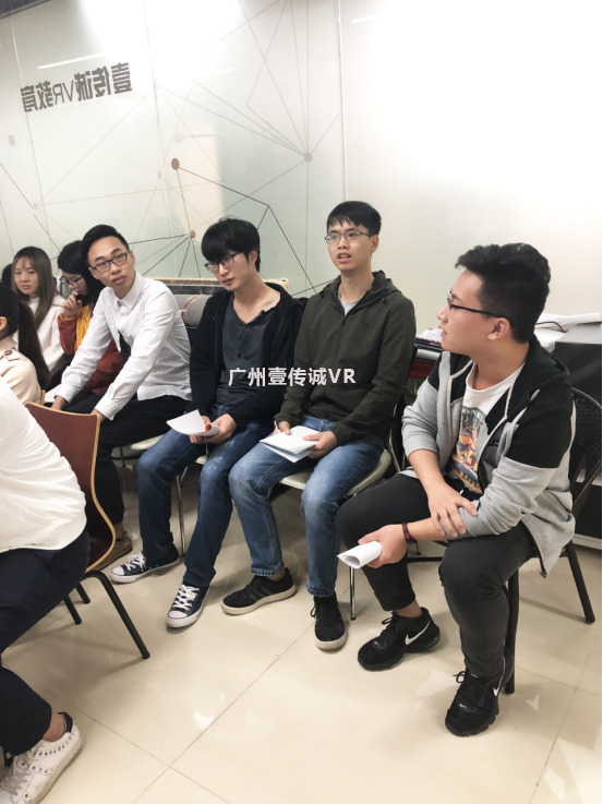 （壹傳誠VR員工討論21點配對游戲策略）